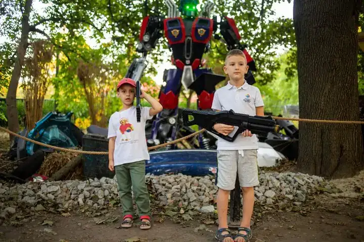 Dinosaurs vs Robots photo 2