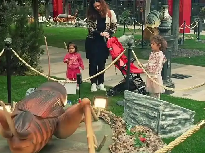 Families exploring the Giant Bugs exhibition in the Iulius gardens